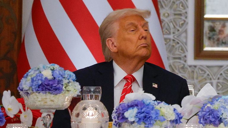 Donald Trump poslouchá, když Katarský Emir Tamim bin Hamad Al Thani (ne na obrázku) mluví při státní večeři.  Pic: Reuters