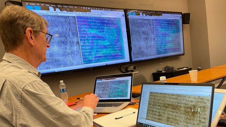 Knihovník zkoumá výsledky zobrazovací technologie použité na vybledlé kopii magna carta. Pic: Ap