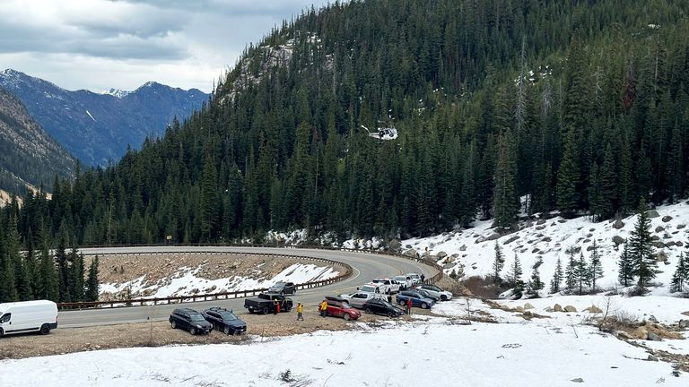 Tým pro vyhledávání a záchranu okresu Okanogan v neděli 11. května 2025 reaguje na horolezeckou nehodu v pohoří North Cascades ve Washingtonu (Okanogan County Sheriff's Office prostřednictvím AP)