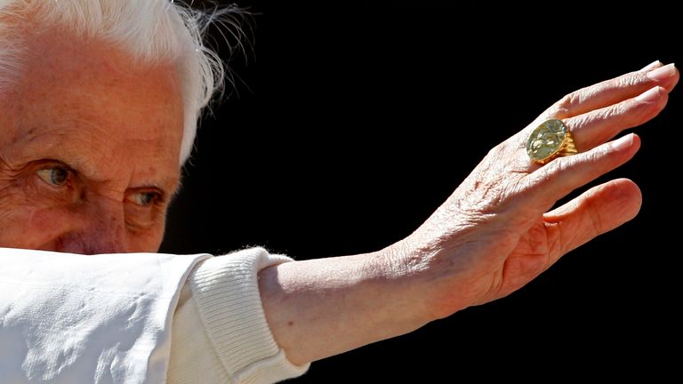 Papež Benedikt XVI mává rybářský prsten během týdenního publika v roce 2010. Obrázek: Reuters 