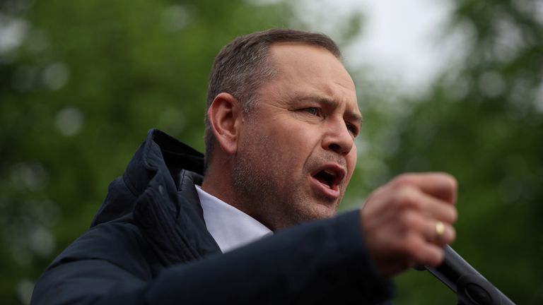Foto spisů: Karol Nawrocki, kandidát na polské prezidentské volby podporované hlavním zákonem o opoziční strany a spravedlnosti v Polsku (PIS), gesta během svého projevu na schůzce kampaně s příznivci v Garwolinu v Polsku, 5. května 2025. Reuters/Kacper Pempel/File Foto