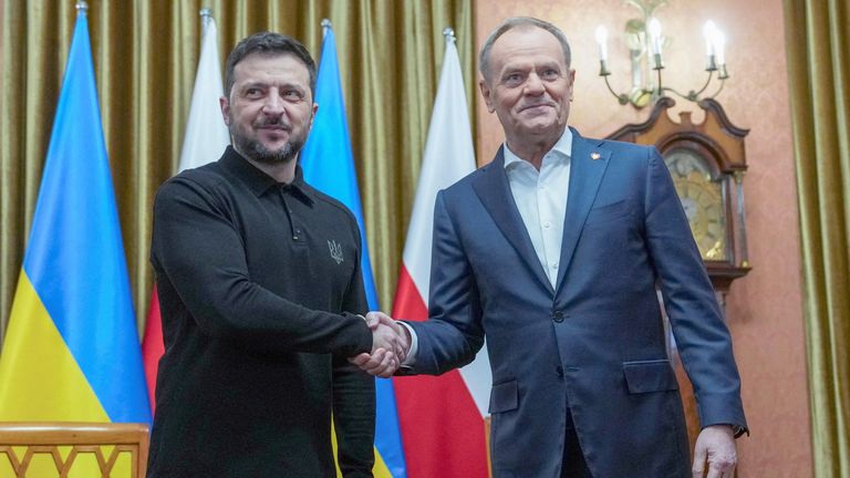 Volodymyr Zellenskyy a Donald Tusk si potřásají rukama, když se setkávají v kancléřství předsedy vlády ve Varšavě v Polsku.  Pic Reuters