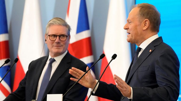 Sir Keir Starmer se setkal s polským premiérem Donaldem Tuskem ve Varšavě. Pic: Reuters