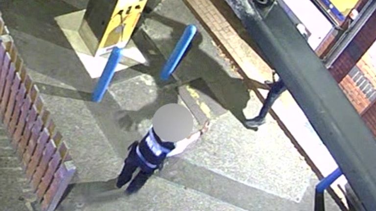 Důstojník ukazuje pepřový sprej na pana Richardsa. Pic: IOPC/PA