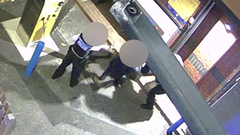 Policie se zabývala hercem na podlahu. Pic: IOPC/PA
