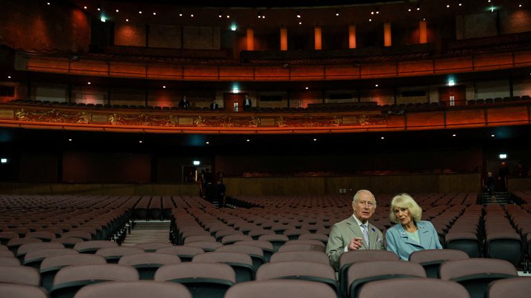 Britský král Charles a Queen Camilla sledují zkoušku místních školních žáků v Bradford Live, aby oslavili rok města jako britské město kultury, v Bradfordu v Británii, 15. května 2025. Reuters/Phil Noble/Pool tpx obrazy dne