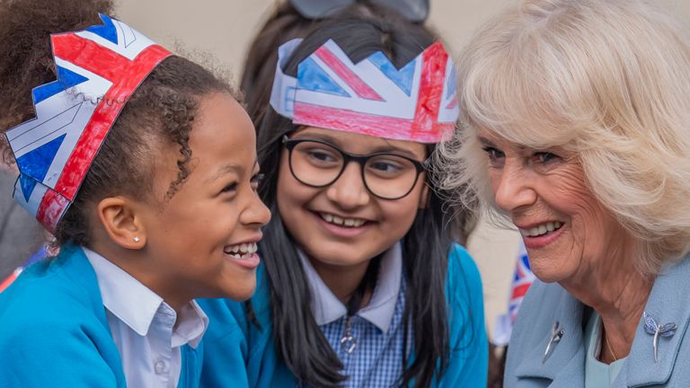 Královna Camilla s pozdravy Wellwishers po odletu Bradford Live v Bradfordu ve West Yorkshire, kde se ona a král Charles III setkali s umělci a kreativami zapojenými do Bradfordu 2025, aby oslavili rok regionu jako britské město kultury. Datum obrázku: Čtvrtek 15. května 2025. Viz příběh PA Royal King. Foto kredit by si měl přečíst: Danny Lawson/PA Wire