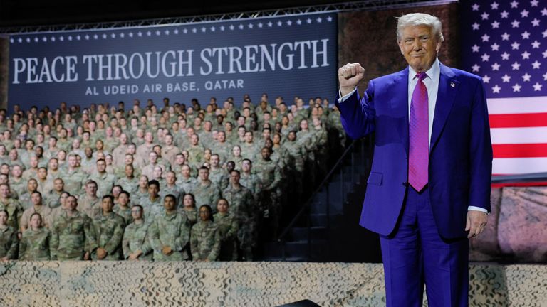 Americký prezident Donald Trump gesta při doručování poznámek americkým vojákům během návštěvy Al Udeid Air Base v Dauhá, Katar, 15. května 2025. Reuters/Brian Snyder