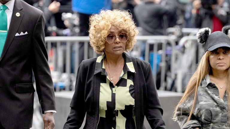 Janice Combs dorazí k federálnímu soudu během Sean "Diddy" Combs 'Sexuální obchodování s lidmi a vydírání soudu pro spiknutí u US Court na Manhattanu v New Yorku, USA, 15. května 2025. Reuters/David' Dee 'Delgado