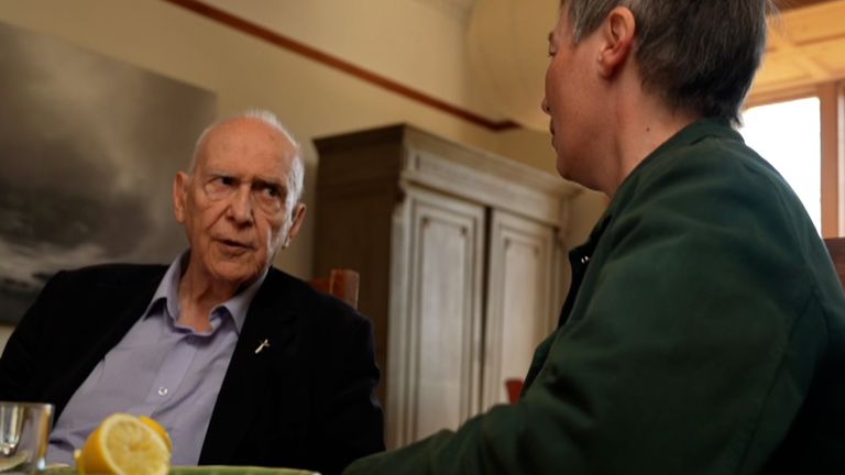 Philip a Clare jsou na nepřátelských stranách v otázce asistovaného umírání. 
