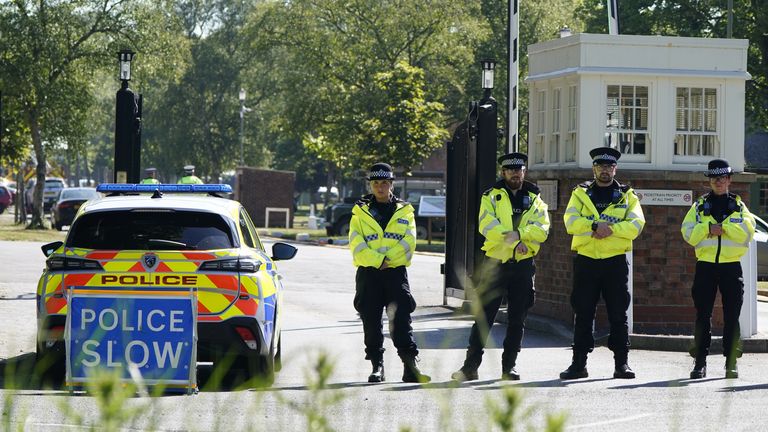 Policisté stojí u kordonu poblíž scény v Bicesteru. Pic: Pa