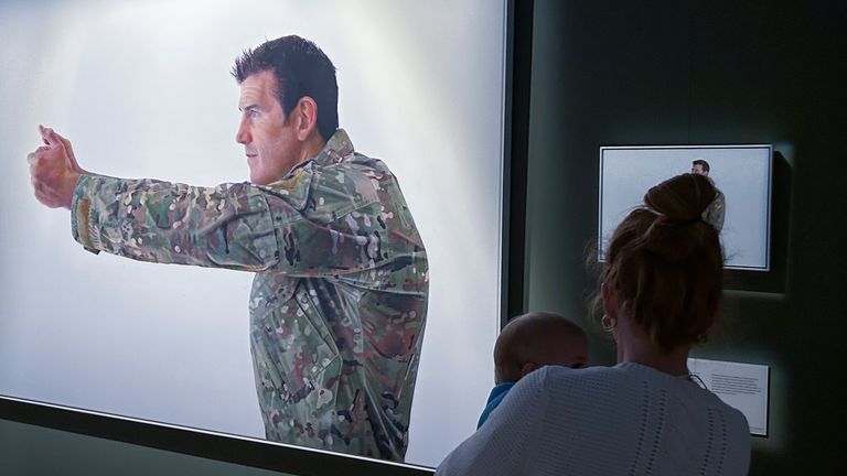 Displej s Ben Roberts-Smith u australského válečného památníku v Canberře. Pic: Ap