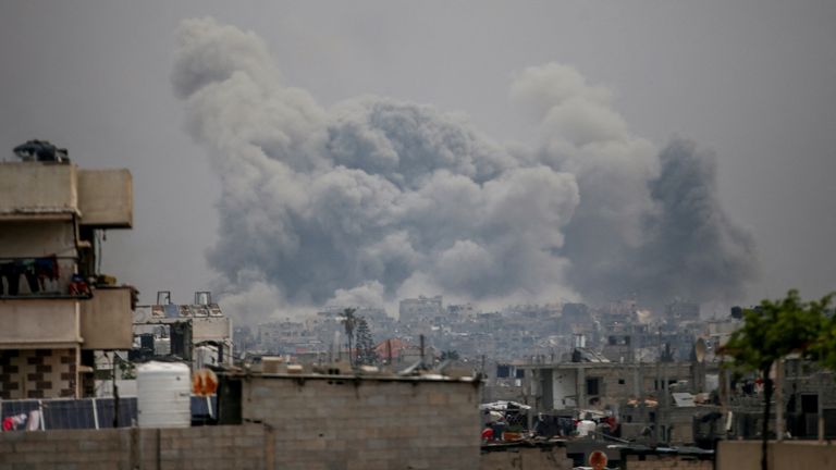 Kouř stoupá po izraelských úderech, v Jabalia v Severním Gaza Strip, 15. května 2025. Reuters/Mahmúd