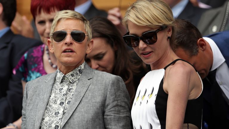 Ellen Degeneres s manželkou Portia de Rossi ve Wimbledonu. Pic: Reuters