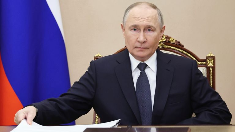 Ruský prezident Vladimir Putin se účastní schůzky o nadcházejících rozhovorech Ruska-Ukraine v Istanbulu v Moskvě v Rusku ve středu 14. května 2025. (Alexander Kazakov, Sputnik, Kreml Pool Photo přes AP)