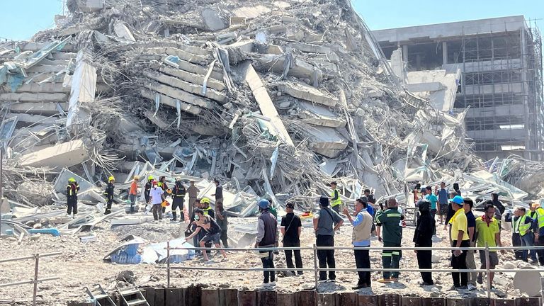 Záchranáři pracují v místě zhroucené budovy po otřesech silného zemětřesení, které v pátek zasáhlo Central Myanmar, postihl Bangkok v Thajsku 28. března 2025. Reuters/Ann Wang