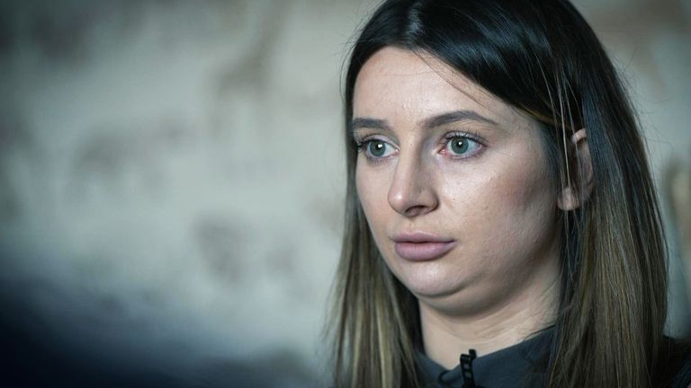 Dannika Stewart, mladá matka a čistič, říká, že žije ve strachu z policie.
