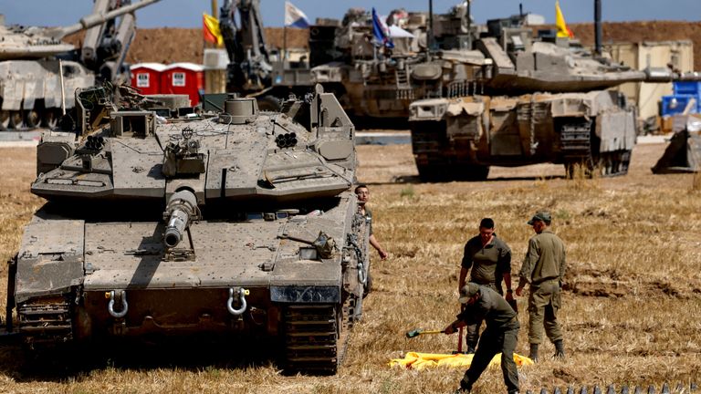 Izraelští vojáci pracují vedle tanku poblíž hranice Izrael-Gaza.  Pic: Reuters