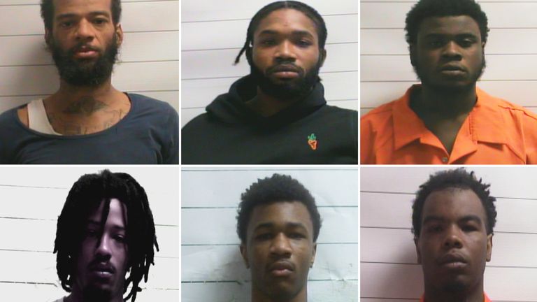Tato fotka kombo ukazuje vězňům, kteří unikli z vězení New Orleans, zleva: Keith A Lewis, Dkenan Dennis, Gary C Price, dno zleva, Robert Moody, Kendell Myles, Corey E Boyd. (Orleans Parish Sheriff's Office prostřednictvím AP)