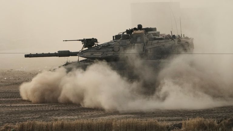 Izraelský tank se pohybuje ve stagingové oblasti v jižním Izraeli, poblíž hranice s Gaza, pátek 16. května 2025. (AP Photo/Maya Alleruzzo)