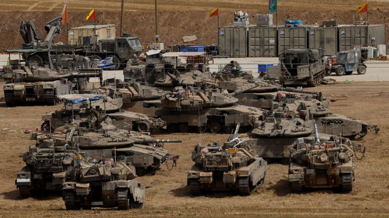 Pohled ukazuje izraelské tanky poblíž hranice Izrael-Gaza, v Izraeli 17. května 2025. Reuters/Amir Cohen