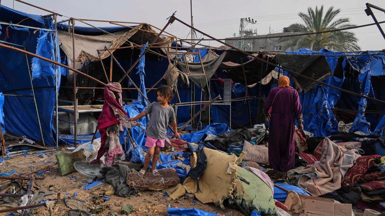 Palestinci kontrolují škodu způsobené izraelským leteckým úderem, který zasáhl stany v nemocnici Al-Aqsa v Deir al-Balah, Central Gaza Strip, sobota 17. května 2025. (AP Photo/Abdel Kareem Hana)