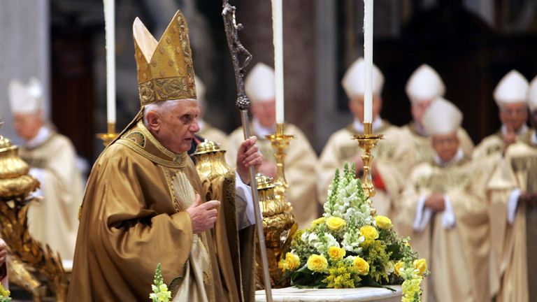 Papež Benedikt XVI začíná svůj průvod přes baziliku sv. Petra ve Vatikánu před jeho zahajovací mši 24. dubna 2005. Obrázek: Reuters 