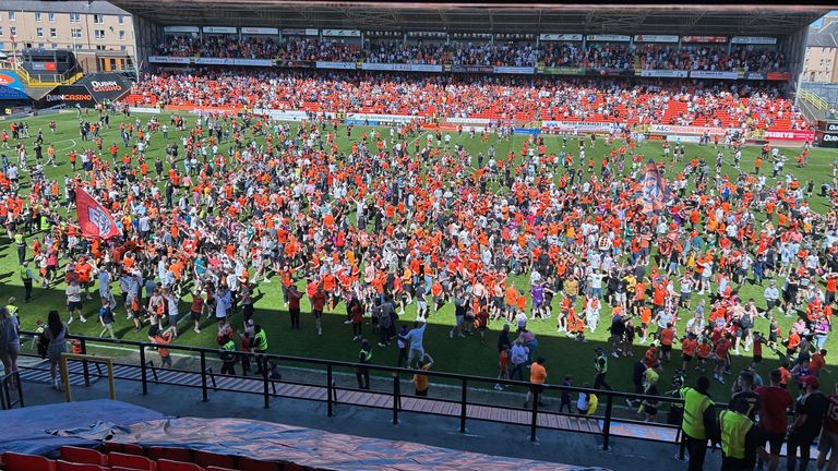 Fanoušci napadnou hřiště po vítězství Dundee United nad Aberdeenem v Tannadice Parku v Dundee. Datum obrázku: Sobota 17. května 2025. Obrázek: PA 