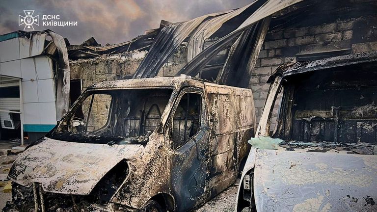 V neděli vyhořel auta a budovy v oblasti Kyjev. Pic: Ap
