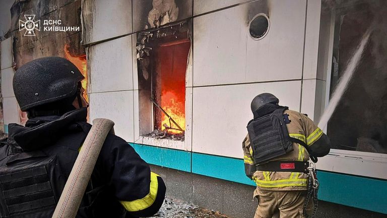 Hasiči v práci v oblasti Kyjeva v neděli v oblasti Kyjev. Pic: Ap