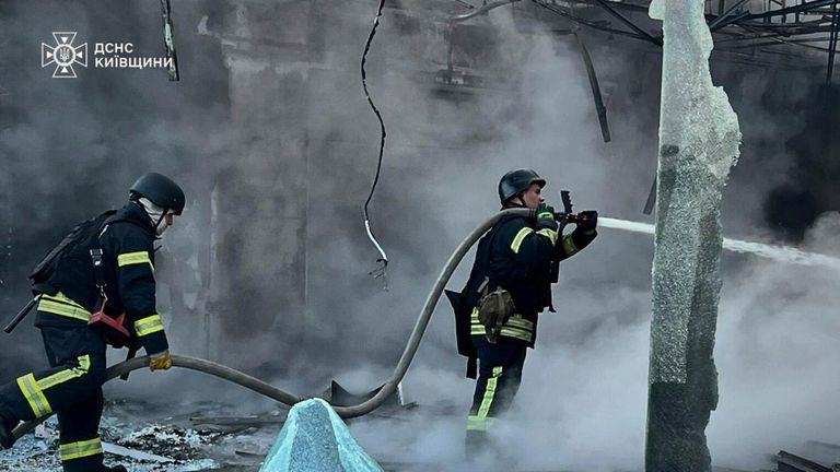 Ukrajinská pohotovostní služba pracuje na vydávání plamenů po úderu dronů v Kyjevě. Pic: Ap