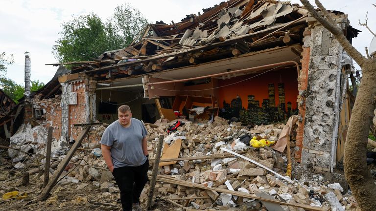 Rezident Vadym Tysbenko, 22 let, před svým dronem zasaženým domem mimo Kyjev. Pic: Reuters