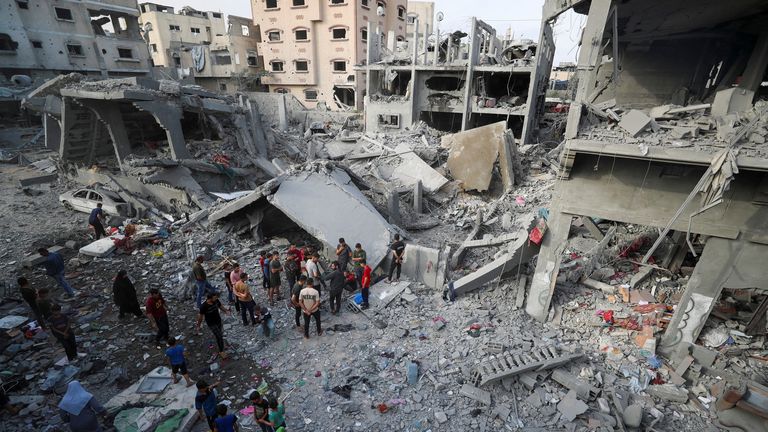 Palestinci zkontrolují místo izraelské stávky na dům, v Jabalia, Severní pásmo v Gaze 18. května 2025. Reuters/Mahmúd Issa