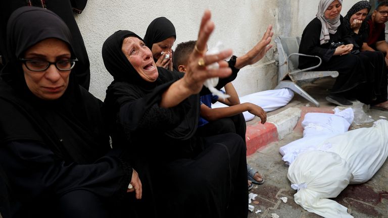 Mournery reagují během pohřbu Palestinců zabitých v izraelských úderech, v nemocnici Al Shifa, v Gaza City, 18. května 2025. Reuters/Mahmúd Issa