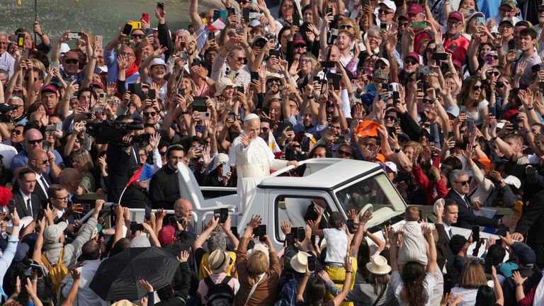 Papež Leo má vln z Popemobile. Pic: Ap