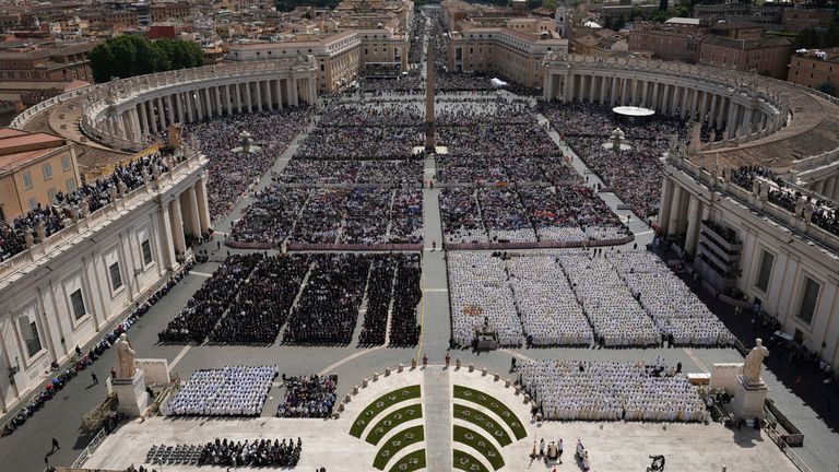 Náměstí sv. Petra plného kardinálů, hostů a věrných. Pic: Ap