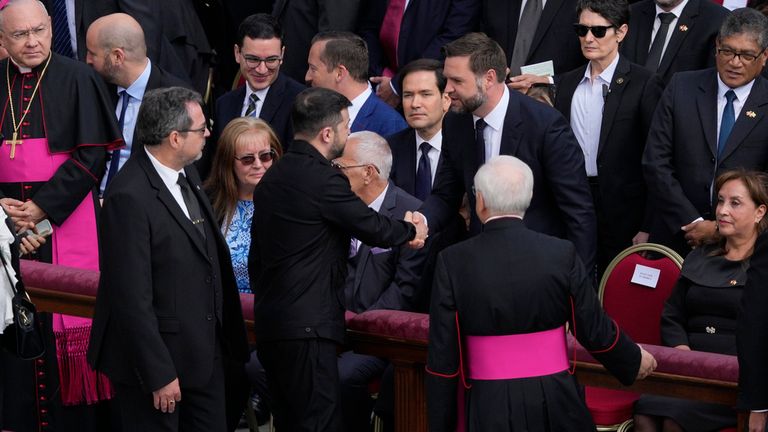 Ukrajinský prezident Volodymyr Zelskyy třese rukama s JD Vance. Pic: Ap