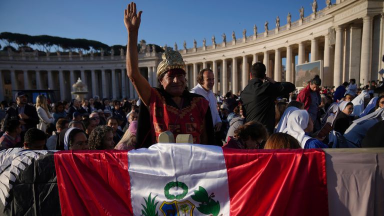 Člen davu zobrazuje peruánskou vlajku. Pic: Ap