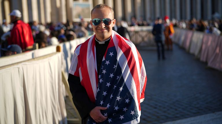 Ethan Menning, 21, z Nebrasky, se zahalil do americké vlajky před inaugurací. Pic: Ap