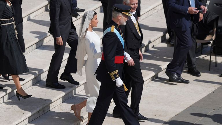 Španělský král Felipe VI a Queen Letizia dorazí na obřad. Pic: Ap