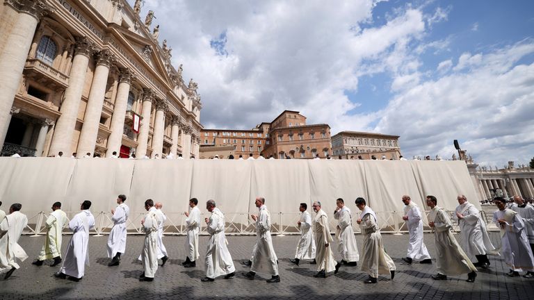 Duchovenstvo prochází náměstí sv. Petra. Pic: Reuters