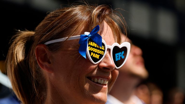Ventilátor nosí sluneční brýle „rozloučeného parku“. Pic: Reuters