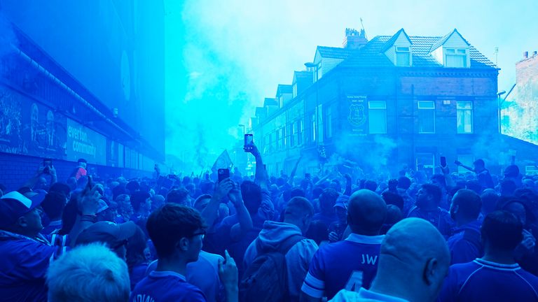 Světlice vidí oblohu otočit modrou mimo Goodison Park. Pic: Pa
