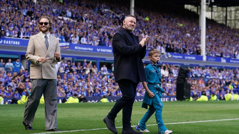 Bývalý manažer Evertonu Wayne Rooney vyšel na hřiště se svým synem Cassem po plný úvazek. Pic: Pa