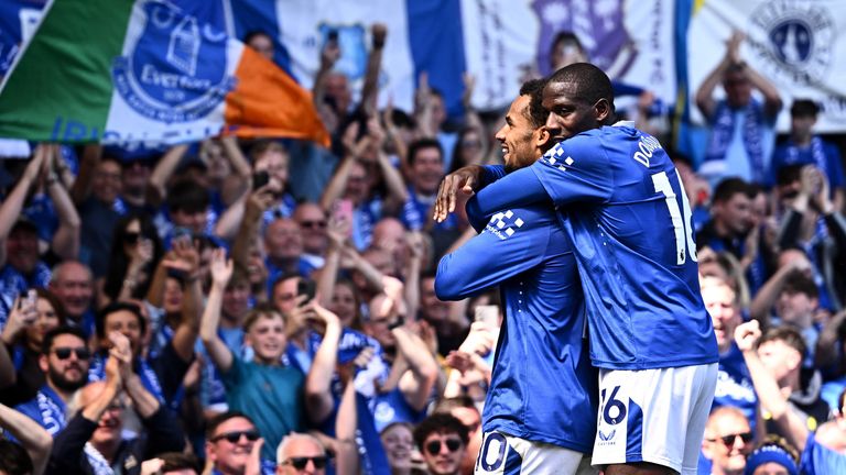 Iliman Ndiaye (vlevo) slaví Evertonův druhý gól Abdoulaye Doucoure (vpravo). Pic: Reuters