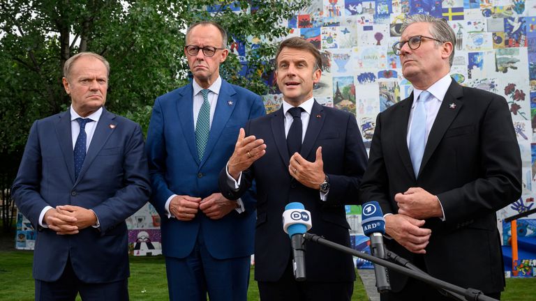 Donald Tusk, Friedrich Merz, Emmanuel Macron a Keir Starmer hovořili s tiskem po jejich setkání.  Pic: Reuters