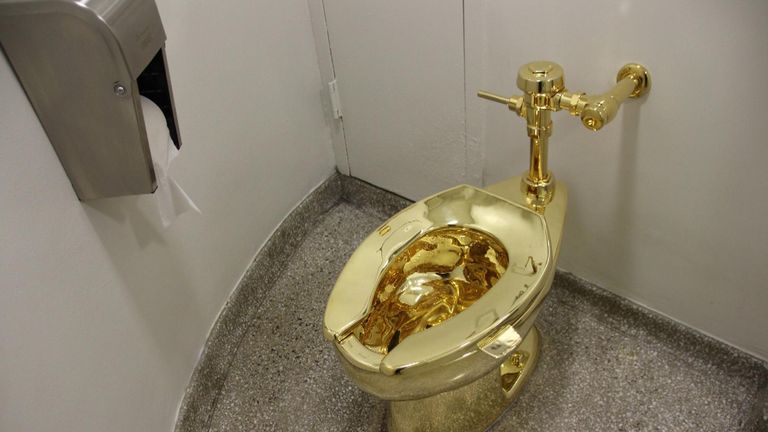 CCTV ukazuje, že Moment Golden WC je okraden z paláce Blenheim