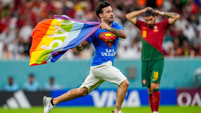 Na pondělí na stadionu Lusail v Lusail, Katar, v pondělí 28. listopadu 2022. (AP Photo/Abbie Parr) na stadionu Lusail v Lusail, Katar běží přes pole s duhovou vlajkou s duhovou vlajkou (AP Photo/Abbie Parr) na stadionu Lusail v Lusail, Katar, na stadionu Lusail v Lusail, Katar, na stadionu Lusail v Lusail, Katar, na stadionu Lusail v Lusail, Katar, v Kataru v Lusail v Lusail v Lusail, Katar, pondělí 28. listopadu 2022.