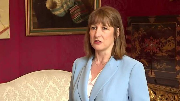 "Všichni můžeme v posledních měsících vidět, jak moc se svět mění, ale britská vláda nejenže nebude stát a dívat se na tuto změnu."Měli bychom to utvářet v našem národním zájmu.