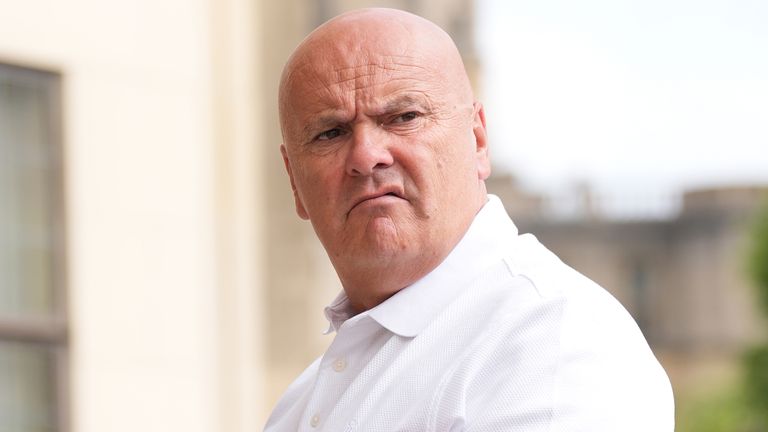 Otec Fredericka Doe, 36 let, také známý jako Frederick Sines, mimo Oxford Crown Court. Jeho syn byl odsouzen na 21 měsíců odnětí svobody pozastaveno na dva roky a nařídil, aby v roce 2019 shledal 240 hodin nezaplacené práce, poté, co byl shledán vinným ze spiknutí, aby přenesl trestní majetek. Viz Pla Story Courts Blenheim. Foto kredit by měl číst: PA Wire